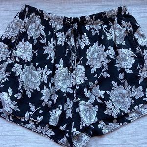 Vintage Brandy Melville B&W flora shorts 🐧